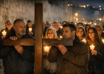 Operatori sanitari del 118 e medici intervengono su un uomo in arresto cardiaco durante una processione religiosa