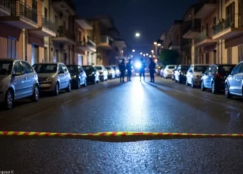 Carabinieri al lavoro di notte sul luogo della rissa in cui un uomo è stato ucciso a Marina di Acate