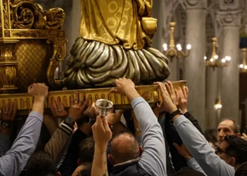 I portatori della Basilica dell'Annunziata durante la processione del Venerdì Santo a Comiso 2026.