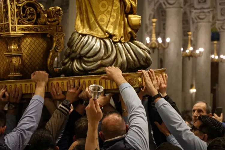 I portatori della Basilica dell'Annunziata durante la processione del Venerdì Santo a Comiso 2026.