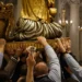 I portatori della Basilica dell'Annunziata durante la processione del Venerdì Santo a Comiso 2026.