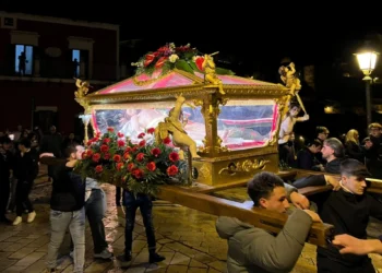 Processione del Venerdì Santo a Ragusa Ibla con il simulacro del Cristo Morto davanti al Duomo di San Giorgio.