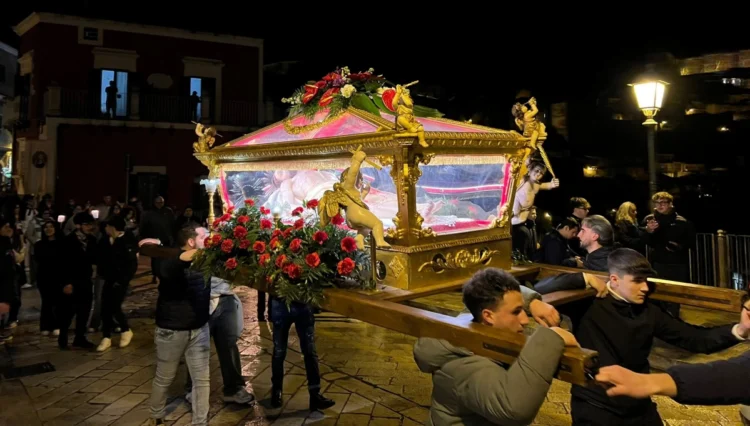 Processione del Venerdì Santo a Ragusa Ibla con il simulacro del Cristo Morto davanti al Duomo di San Giorgio.