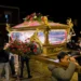 Processione del Venerdì Santo a Ragusa Ibla con il simulacro del Cristo Morto davanti al Duomo di San Giorgio.