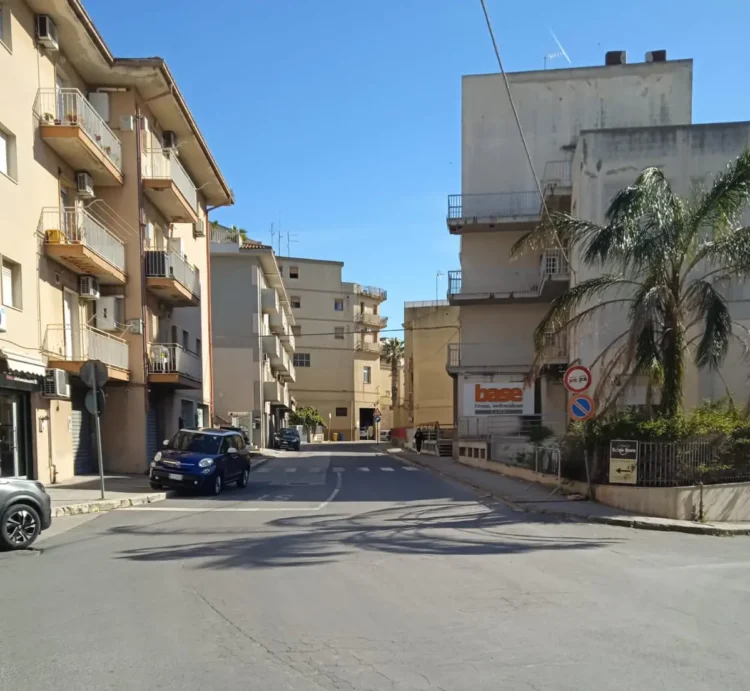 Traffico in coda nella zona della stazione ferroviaria di Comiso durante i primi giorni della viabilità sperimentale 2026