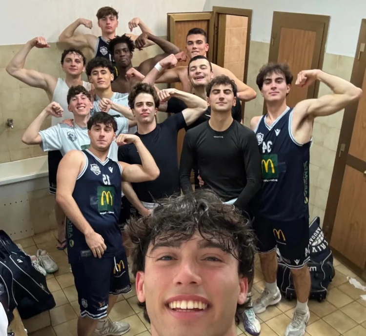Giocatori della Virtus Academy Ragusa durante una partita di basket al PalaPadua.