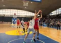 Un momento di gioco intenso durante il derby di basket tra Virtus Ragusa e Basket School Messina