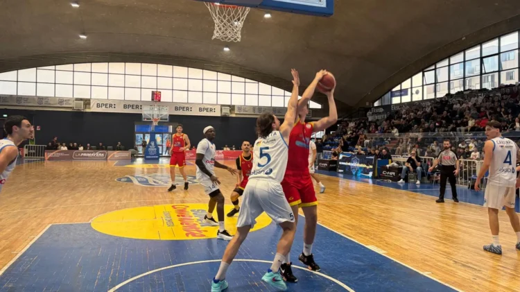 Un momento di gioco intenso durante il derby di basket tra Virtus Ragusa e Basket School Messina