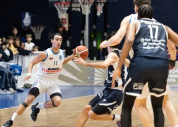 Azione di gioco nella partita di Serie B Interregionale tra Matera e Virtus Ragusa al PalaSassi, gara decisiva per il posizionamento nei playoff