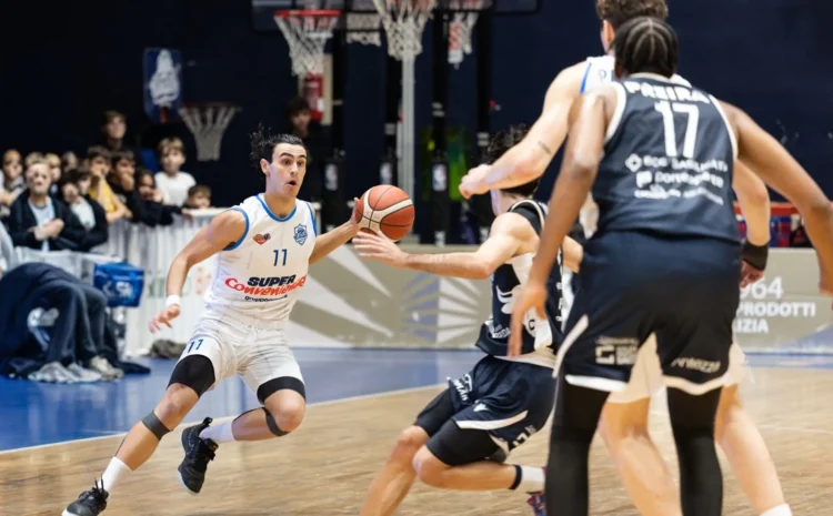 Azione di gioco nella partita di Serie B Interregionale tra Matera e Virtus Ragusa al PalaSassi, gara decisiva per il posizionamento nei playoff