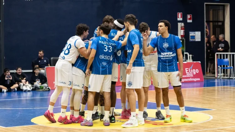 Giocatore della Virtus Ragusa in azione durante la gara contro Rende