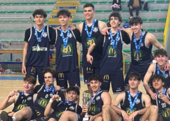 Giocatori della Virtus Ragusa Academy festeggiano il titolo regionale Under 19