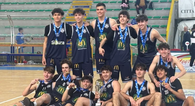 Giocatori della Virtus Ragusa Academy festeggiano il titolo regionale Under 19