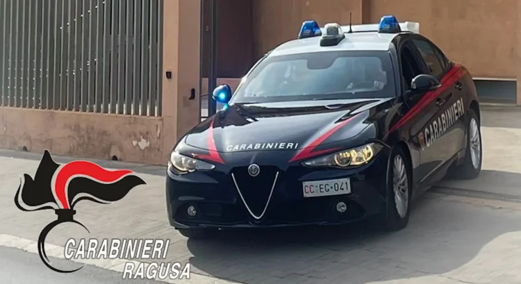 Auto dei Carabinieri durante un controllo stradale a Vittoria