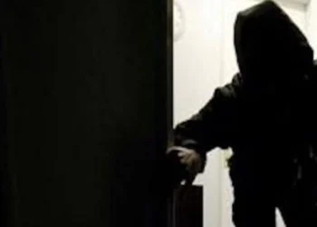 Un ladro entra in casa nel centro storico e tenta di strangolare la donna