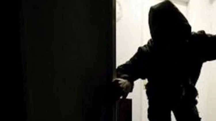 Un ladro entra in casa nel centro storico e tenta di strangolare la donna