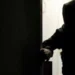 Un ladro entra in casa nel centro storico e tenta di strangolare la donna