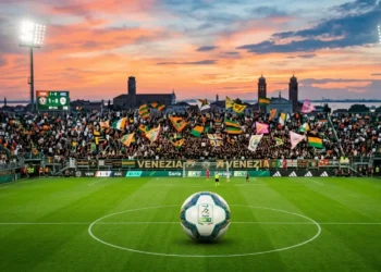 Pallone da calcio al centro di uno stadio italiano durante la lotta promozione Serie B