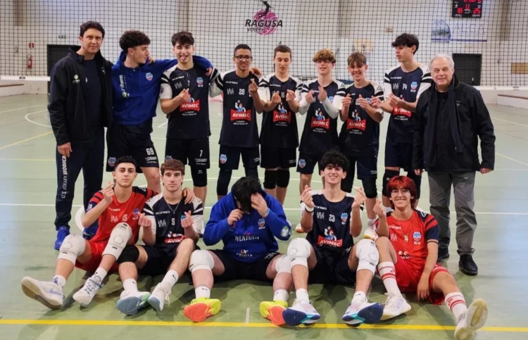 I giovani atleti della Volley Modica Next Gen Under 17 festeggiano la vittoria del titolo territoriale