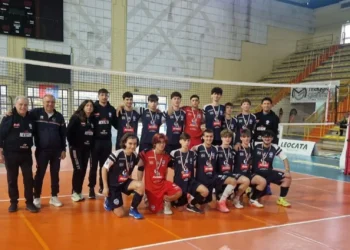 Attacco vincente della Volley Modica Next Gen durante il quarto di finale regionale contro Pedara