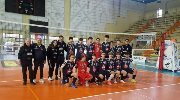 Attacco vincente della Volley Modica Next Gen durante il quarto di finale regionale contro Pedara