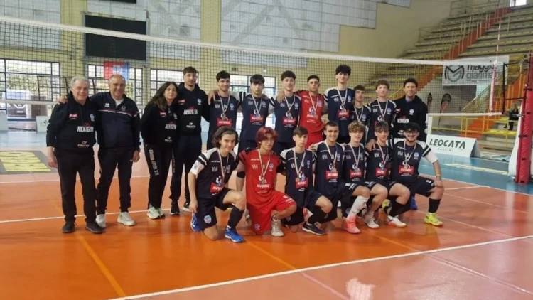 Giocatori della Volley Modica Under 17 durante un'azione di gioco nella finale regionale