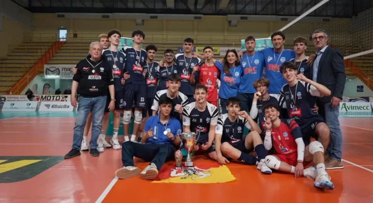 Giocatori della Volley Modica Under 19 festeggiano la vittoria del titolo regionale