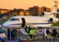 Velivolo Falcon 900 dell'Aeronautica Militare sulla pista per un trasporto sanitario d'urgenza.