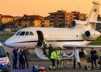 Velivolo Falcon 900 dell'Aeronautica Militare sulla pista per un trasporto sanitario d'urgenza.