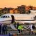 Velivolo Falcon 900 dell'Aeronautica Militare sulla pista per un trasporto sanitario d'urgenza.