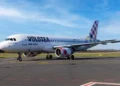 Aereo Volotea sulla pista dell'aeroporto di Palermo con montagne sullo sfondo