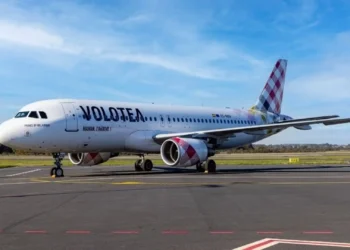 Aereo Volotea sulla pista dell'aeroporto di Palermo con montagne sullo sfondo