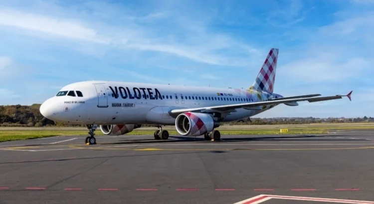 Aereo Volotea sulla pista dell'aeroporto di Palermo con montagne sullo sfondo