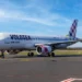 Aereo Volotea sulla pista dell'aeroporto di Palermo con montagne sullo sfondo