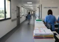 Immagine generata con IA che rappresenta personale sanitario e struttura ospedaliera territoriale dell’ASP di Ragusa