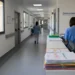 Immagine generata con IA che rappresenta personale sanitario e struttura ospedaliera territoriale dell’ASP di Ragusa