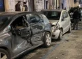Immagine di repertorio con veicoli danneggiati dopo un incidente stradale in area urbana