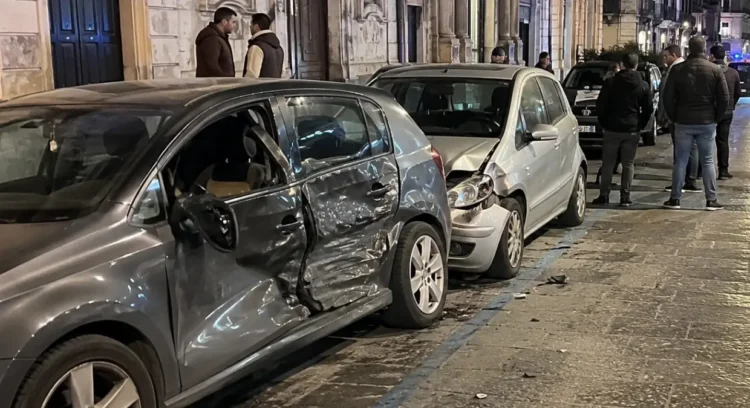 Immagine di repertorio con veicoli danneggiati dopo un incidente stradale in area urbana