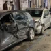 Immagine di repertorio con veicoli danneggiati dopo un incidente stradale in area urbana