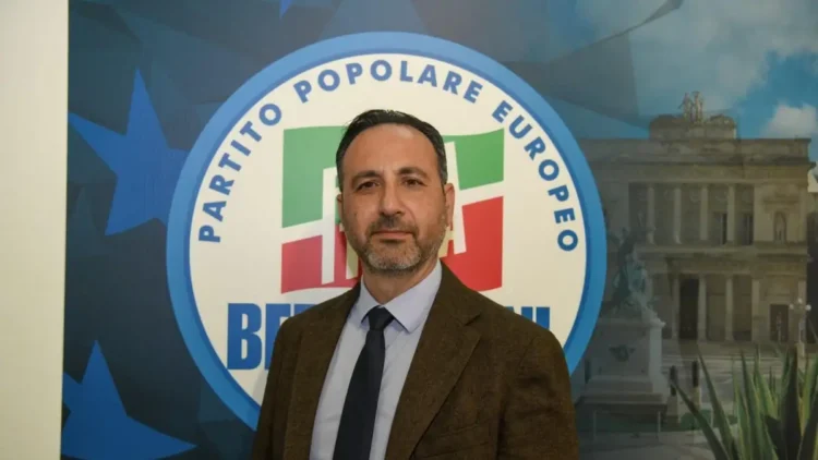 Veduta esterna di Palazzo Iacono, sede del Comune di Vittoria, in una giornata di sole