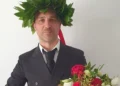 Angelo Corifeo mostra il diploma di laurea magistrale a Ragusa nel 2026