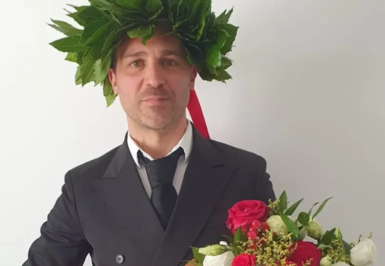 Angelo Corifeo mostra il diploma di laurea magistrale a Ragusa nel 2026