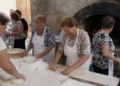 Le donne di Cassaro preparano pane e scacce nei forni sociali del borgo durante il weekend dei Borghi dei Tesori.