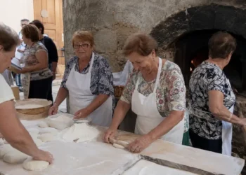 Le donne di Cassaro preparano pane e scacce nei forni sociali del borgo durante il weekend dei Borghi dei Tesori.