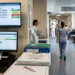 Illustrazione generata con IA che raffigura un monitor ospedaliero con dati sanitari e agenda delle prenotazioni in una struttura sanitaria italiana.