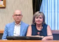 I consiglieri comunali di opposizione Margherita Cascino e Giorgio Civello durante una seduta del Consiglio Comunale di Modica.