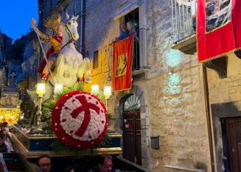 Processione di San Giorgio a Ragusa Ibla con fedeli e simulacro
