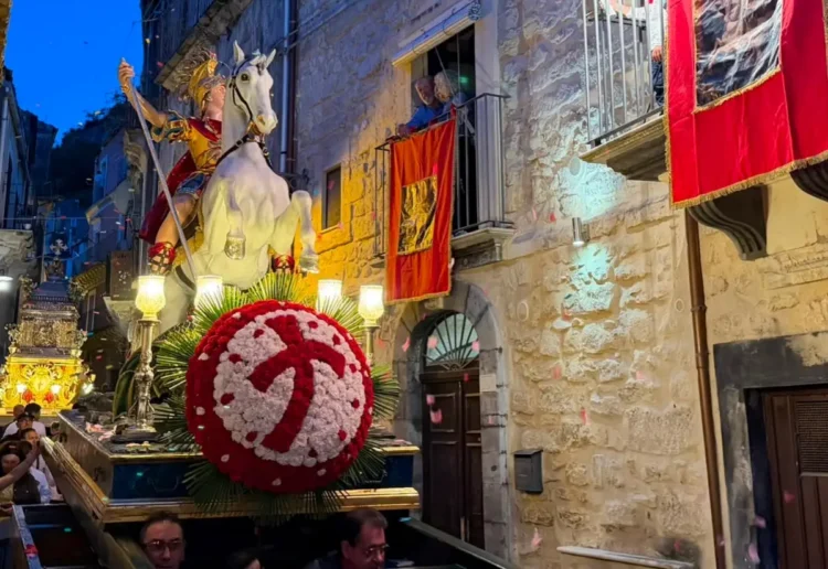 Processione di San Giorgio a Ragusa Ibla con fedeli e simulacro