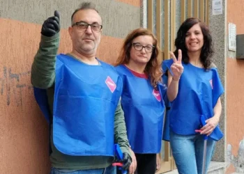 Volontari al lavoro ad Aci Catena in via Chiarenza per la pulizia urbana