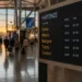 Tabellone delle partenze in un aeroporto regionale italiano con destinazioni nazionali